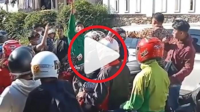 sosok-pemotor-koboi-menembak-saat-macet-di-jalan-alternatif-Puncak-dalam-video-viral.jpg