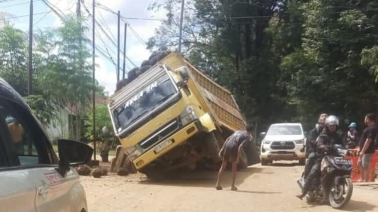truk-bermuatan-sawit-amblas-saat-melewati-deker-jalan-di-Pomalaa-Kolaka-Sulawesi-Tenggara.jpg