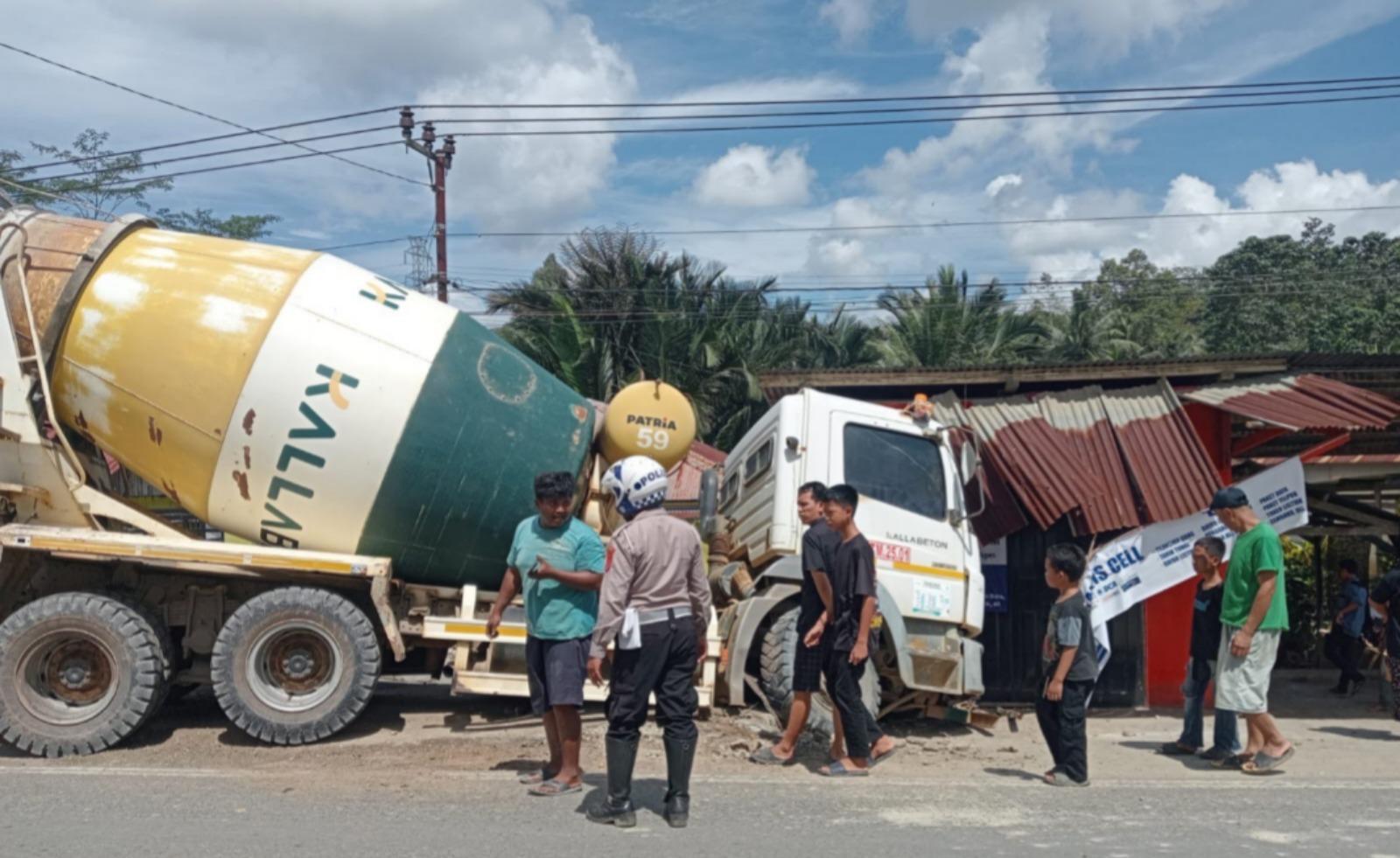 BREAKING NEWS Truk Molen Muat Semen Tabrak Pagar dan Kios Warga di Besulutu Konawe Sulawesi Tenggara