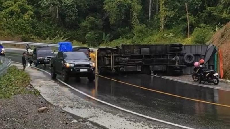 Video Viral Truk Terbalik di Mowewe Kolaka Timur Sulawesi Tenggara, Dugaan Penyebab Kecelakaan