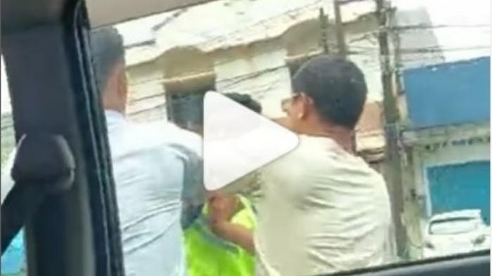 video-viral-polisi-adu-jotos-penumpang-mobil-di-Gowa-Sulawesi-Selatan.jpg