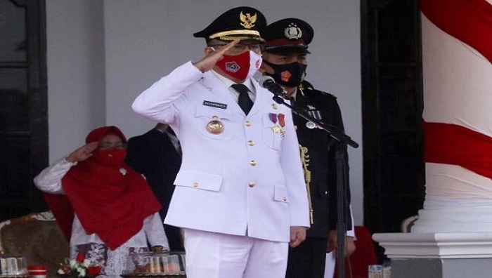 wali-kota-kendari-sulkarnain-kadir-mengimbau-masyarakat-untuk-mengibarkan-bendera-merah-putih.jpg
