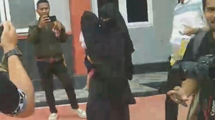 wanita-bercadar-bawa-balita-selundupkan-sabu-untuk-suami-di-Lapas-Kendari-Sulawesi-Tenggara.jpg