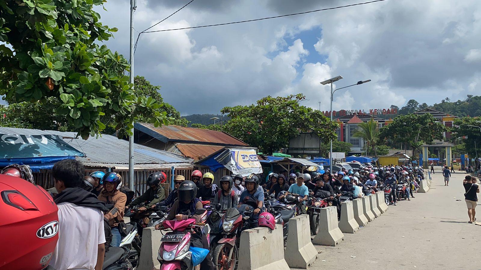 warga-di-pelabuhan-Kendari-yang-hendak-mudik-ke-Wawonii-rela-batalkan-puasa-Ramadan.jpg