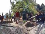 06052023-Warga-perbaiki-sendiri-jalan-rusak.jpg