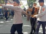 2-Pria-Diamankan-Buntut-Unjukrasa-Ricuh-Kapolresta-Kendari-dan-Petugas-Jadi-Korban-Pelemparan-Batu.jpg