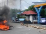 Aksi-Demo-di-Bandara-Betoambari-Baubau-Sulawesi-Tenggara-Massa-Bakar-Ban-dan-Blokir-Pintu-Masuk.jpg