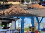Aksi-Demonstrasi-di-Depan-Bandara-Betoambari-Baubau-Massa-Tutup-Jalan-Pakai-Tanah-Timbunan.jpg