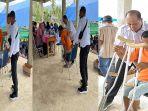 Aksi-Ketua-IKA-UMI-Sultra-Ruksamin-Papah-Warga-Konawe-Selatan-Saat-Pemeriksaan-Mata-Gratis-di-Moramo.jpg