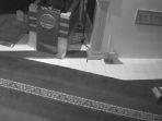 Aksi-Pria-Ambil-Uang-Kotak-Amal-Masjid-di-Kolaka-Utara-Terekam-CCTV-Pakai-Bus-Sekolah-Gratis.jpg