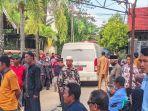 Ambulans-yang-akan-digunakan-untuk-mengantar-jenazah-Arif-Rustam-Tamburaka.jpg