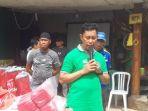 Asmawa-Tosepu-saat-memberikan-bantuan.jpg