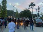 BREAKING-NEWS-Mahasiswa-Blokade-Jalan-Depan-Lokasi-Rapat-Pleno-KPU-Kendari-Sulawesi-Tenggara.jpg