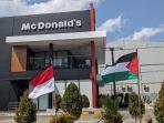 Bendera-Indonesia-dan-Palestina-terpasang-di-depan-Mcdonalds-atau-Mcd-Kendari.jpg