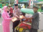 Berbagi-Takjil-ke-Pengguna-Jalan-Kapolsek-Kolaka-Sebut-Lebih-Dekatkan-Diri-kepada-Masyarakat.jpg