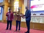 Bismi-Maulana-Nugraha-Dikukuhkan-sebagai-Kepala-OJK-Sulawesi-Tenggara.jpg