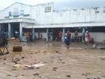 Cuaca-ekstrem-di-Kota-Baubau-Pasar-Wameo-tersapu-ombak-tinggi-dan-banjir.jpg