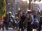 Demonstran-Sempat-Tahan-Mobil-Tangki-Pertamina-Saat-Aksi-Bela-Rakyat-Palestina-di-Depan-McD-Kendari.jpg