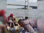 Detik-detik-pria-diselamatkan-nelayan-usai-meloncat-dari-Jembatan-Teluk-Kendari-Sulawesi-Tenggara.jpg