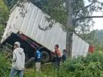 Diduga-Rem-Blong-Truk-Tabrak-Pembatas-Jalan-di-Lambai-Kolaka-Utara-Sulawesi-Tenggara.jpg