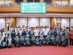 Foto-bersama-Gubernur-Sultra-Andi-Sumangerukka-dan-kafilah-Sultra-STQH-Nasional-ke-28-di-Kendari.jpg