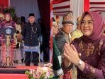 Gaya-Siska-Karina-Imran-Pakai-Baju-Adat-Tolaki-Pimpin-Upacara-Peringatan-HUT-ke-194-Kota-Kendari.jpg
