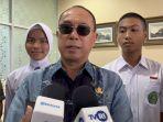 Gubernur-Sulawesi-Tenggara-Andi-Sumangerukka-saat-diwawancara-awak-media-di-Bandara-Halu-Oleo.jpg