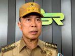 Gubernur-Sulawesi-Tenggara-Andi-Sumangerukka-saat-diwawancara-usai-membuka-kegiatan-seminar.jpg