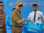 Gubernur-Sulawesi-Tenggara-Andi-Sumangerukka-serahkan-reward-ke-siswa-SMA-berprestasi.jpg
