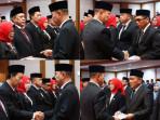 Gubernur-Sulawesi-Tenggara-Andi-Sumangerukka-serahkan-surat-plt-pejabat-Pemprov-Sultra.jpg