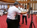 Gubernur-Sulawesi-Tenggara-Sultra-Andi-Sumangerukka-melaunching-portal-SIMDATA.jpg