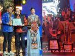 Kadispar-Sultra-Belli-Harli-Tombili-menerima-piala-Anugerah-Bangga-Berwisata-di-Indonesia-atau-BBWI.jpg