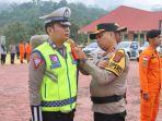 Kapolres-Konawe-Utara-AKBP-Rico-Fernanda-menyematkan-pita-Operasi-Patuh-Anoa-2025-ke-personel.jpg