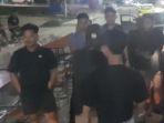 Kerumunan-orang-yang-berada-di-area-warung-Bakso-Setan-Kendari-saat-kejadian-penyerangan.jpg