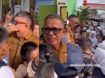 Kolase-foto-terlihat-suasana-haru-menyelimuti-perpisahan-Kepala-SMP-Negeri-1.jpg
