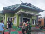 Kondisi-rumah-diduga-disambar-petir-keluarkan-perikan-api-di-Wundulako-Kolaka-Sulawesi-Tenggara.jpg