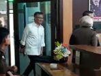 Mantan-Walikota-Kendari-Sulkarnain-Kadir-keluar-dari-kantor-Kejaksaan-Tinggi-Sultra.jpg