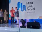Menparekraf-Sandiaga-Uno-menerima-Mata-Lokal-Award-dari-Tribun-Network-H-Ciptyantoro.jpg