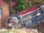 Mobil-Daihatsu-Xenia-Seruduk-Pagar-Lalu-Terbalik-di-Kolaka-Sulawesi-Tenggara-Sopir-Diduga-Mengantuk.jpg