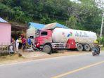 Mobil-pemuat-BBM-menabrak-rumah-warga-di-Sambuli-Kecamatan-Nambo-Kota-Kendari-Jumat-922024.jpg