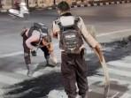 Momen-2-Polisi-Bersihkan-Abu-Bekas-Bakar-Ban-di-Jalur-Pedestrian-Eks-MTQ-Kendari-Sulawesi-Tenggara.jpg
