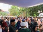 Momen-Keluarga-dan-Pelayat-Antar-Jenazah-Mantan-Pj-Bupati-Buton-La-Ode-Mustari-ke-Pemakaman.jpg