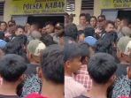 Momen-masyarakat-mendatangi-Polsek-Kabawo-Muna.jpg
