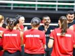 Momen-pelatih-Manisa-BBSK-memberikan-arahan-pada-para-pemain-dalam-pertandingan-uji-coba.jpg