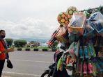 Pedagang-mainan-anak-atau-disebut-juga-Koke-Koke-di-Kota-Kendari.jpg