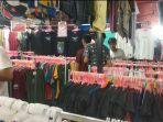 Pelapak-pakaian-di-bahu-Jalan-Abunawas-Kota-Kendari.jpg