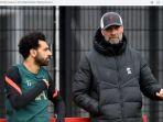 Pelatih-Liverpool-Juergen-Klopp-berbincang-dengan-Mohamed-Salah.jpg