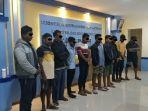 Penampakan-11-WNA-India-yang-Diamankan-Polisi-di-Buton-Digiring-ke-Kantor-Imigrasi-Baubau-Sultra.jpg