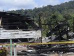 Penampakan-Rumah-Usai-Terbakar-di-Punggomosi-Konawe-Utara-Sulawesi-Tenggara-Dipasangi-Garis-Polisi.jpg