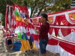 Penjual-Bendara-Merah-Putih-musiman-di-Kota-Kendari-Sulawesi-Tenggara-jelang-HUT-ke-80-RI.jpg